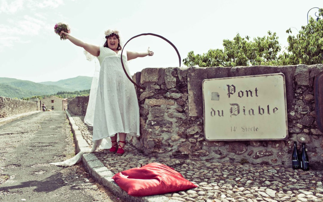 Oggettofilia: donne che sposano ponti